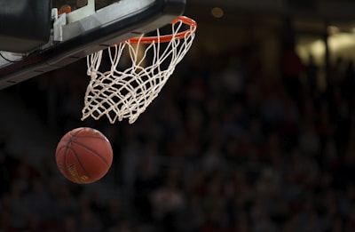 NBA季后赛新闻报道配图 - 詹姆斯突破上篮精彩瞬间